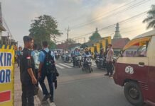 Agar tercipta kelancaran lalu lintas, personil polsek cigugur laksanakan pengaturan lalu lintas di smkn 3 kuningan