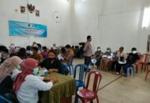 Satu Langkah Mewujudkan Warga Sehat, Bripka Irfan Takdir Cek Pelayanan Posyandu dan Vaksin Balita Desa Randobawagirang
