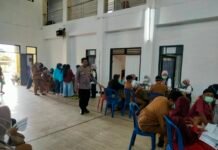 Sinergi Pelayanan Kesehatan Desa, Bripka Irfan Takdir Mendampingi Posyandu Lansia dan Vaksinasi Balita di Randobawagirang