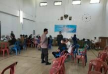 Hadir untuk Warga, Bhabinkamtibmas Polsek Mandirancan Monitor Pelayanan Vaksin Balita dan Posyandu Lansia di Randobawagirang