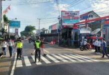 Urai kemacetan, Personil Polsek Cigugur laksanakan pengaturan lalu lintas pagi hari di smpn 1 Cigugur
