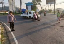Personil Polsek Cigugur laksanakan pengaturan lalu lintas pagi hari di pertigaan cigadung