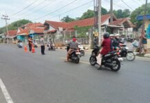 Agar tercipta kelancaran lalu lintas, personil polsek cigugur laksanakan pengaturan lalu lintas di sman 1 cigugur