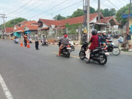 Agar tercipta kelancaran lalu lintas, personil polsek cigugur laksanakan pengaturan lalu lintas di sman 1 cigugur
