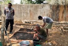 MELALUI SAMBANG BHABINKAMTIBMAS DESA NUSAHERANG AIPDA ODING, POLSEK KADUGEDE AJAK WARGA WUJUDKAN SITUASI KAMTIBMAS DI LINGKUNGAN