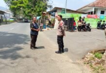 MELALUI SAMBANG BHABINKAMTIBMAS DESA JAMBAR BRIPKA ADE HENDRIK, POLSEK KADUGEDE AJAK WARGA WUJUDKAN SITUASI KAMTIBMAS DI LINGKUNGAN