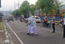POLSEK KADUGEDE RUTIN LAKSANAKAN GATUR LALIN PAGI DI DEPAN SMPN 1 KADUGEDEKUNINGAN