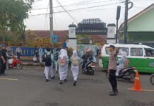 POLSEK KADUGEDE LAKSANAKAN GATUR LALIN DI DEPAN SMAN 1 KADUGEDE KUNINGAN