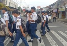 SEMANGAT PAGI POLSEK KADUGEDE RUTIN LAKSANAKAN GATUR LALIN PAGI DI DEPAN SMPN 1 KADUGEDE KUNINGAN