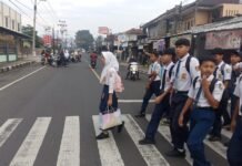 PAGI CERIA POLSEK KADUGEDE RUTIN LAKSANAKAN GATUR LALIN PAGI DI DEPAN SMPN 1 KADUGEDE KUNINGAN