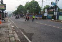 SEMANGAT PAGI INDONESIA POLSEK KADUGEDE LAKSANAKAN GATUR LALIN DI DEPAN SMAN 1 KADUGEDE KUNINGAN