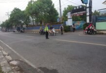PAGI YANG INDAH POLSEK KADUGEDE LAKSANAKAN GATUR LALIN DI DEPAN SMAN 1 KADUGEDE KUNINGAN