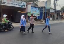 Pastikan Aktivitas Pelajar Aman, Polisi Laksanakan Pengaturan di Depan SMPN 1 Cilimus