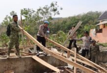 Kapolres Kuningan Turun Langsung Bantu Korban Puting Beliung di Mekarsari