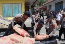 Polres Kuningan Bersama Masyarakat Gotong Royong Salurkan Material dan Tenaga untuk Pembangunan Jalan serta Jembatan Penghubung Desa Cipedes dan Cipakem