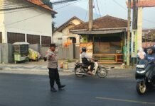 Cegah Kerawanan Jam Sibuk, Personel Polsek Cilimus Laksanakan Pengaturan Lalu Lintas Pagi