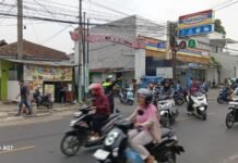 Cegah Gangguan Lalu Lintas pada Jam Sibuk, Personel Polsek Cilimus Hadir di SMPN 1 Cilimus