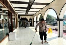 Jumat Bersih di Masjid Al Furqon, Polsek Cilimus Ajak Masyarakat Tingkatkan Kepedulian Lingkungan