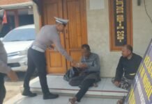 Peduli Sesama, Sat Lantas Polres Kuningan Bagikan 100 Nasi Kotak Dalam Aksi Jumat Berkah