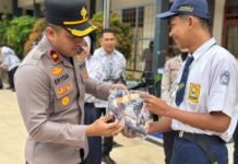 Jadi Pembina Upacara di SMPN 2 Kuningan, Wakapolres Kompol Eryda Kusumah Edukasi Pelajar Bebas Bullying dan Narkoba