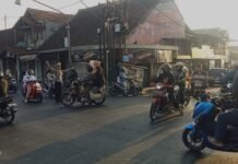 Utamakan Pelayanan Masyarakat, Polsek Cilimus Laksanakan Pengaturan Lalu Lintas di Depan Pasar