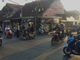 Dekat dengan Warga, Polsek Cilimus Berikan Pelayanan Lalu Lintas pada Jam Aktivitas Pagi