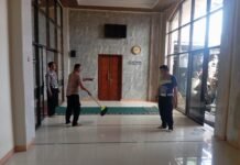 Bangun Kepedulian Lingkungan, Kapolsek Cilimus Pimpin Jumat Bersih Bersama Warga