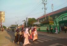CEGAH TERJADINYA KECELAKAAN LALU LINTAS DI JAM RAWAN PADA PAGI HARI ANGGOTA POLSEK LURAGUNG LAKSANAKAN PH PAGI