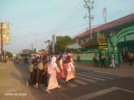 CEGAH TERJADINYA KECELAKAAN LALU LINTAS DI JAM RAWAN PADA PAGI HARI ANGGOTA POLSEK LURAGUNG LAKSANAKAN PH PAGI