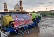 Bantu Warga Terdampak Kemarau, Polres Kuningan Salurkan Bantuan Air Bersih di Desa Kawungsari Cibeureum