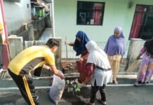Wujudkan Lingkungan Asri dan Sehat, Wakapolres Kuningan Pimpin Jumat Bersih Bersama Warga di Masjid Desa Ragawacana