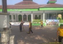 BERSAMA MASYARAKAT POLSEK LURAGUNG LAKSANAKAN JUM’AT BERSIH (JUMSIH) DI MASJID MIFTAHUL JANNAH