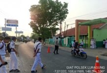 ANTISIPASI TERJADINYA KECELAKAAN DIJAM RAWAN MASUK SEKOLAH ANGGOTA POLSEK LURAGUNG LAKSANAKAN PH PAGI DI DEPAN MTsN 1 KUNINGAN