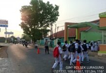 BERIKAN KELANCARAN AKTIVITAS WARGA PENGGUNA JALAN ANGGOTA POLSEK LURAGUNG LAKSANAKAN PENGATURAN LALU LINTAS