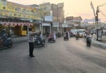 Bhabinkamtibmas Tingkatkan Pelayanan Masyarakat Melalui Pengaturan Lalu Lintas di Pasar Desa Ciputat