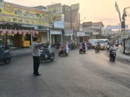 Bhabinkamtibmas Tingkatkan Pelayanan Masyarakat Melalui Pengaturan Lalu Lintas di Pasar Desa Ciputat