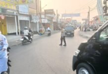 Wujudkan Kamseltibcarlantas, Bhabinkamtibmas Atur Lalu Lintas di Pasar Desa Ciputat