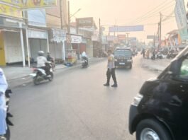 Wujudkan Kamseltibcarlantas, Bhabinkamtibmas Atur Lalu Lintas di Pasar Desa Ciputat