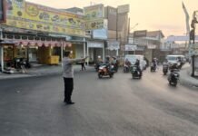 Hadir di Tengah Masyarakat, Bhabinkamtibmas Lakukan Pengaturan Lalu Lintas di Pasar Desa Ciputat