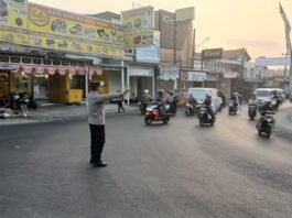 Hadir di Tengah Masyarakat, Bhabinkamtibmas Lakukan Pengaturan Lalu Lintas di Pasar Desa Ciputat