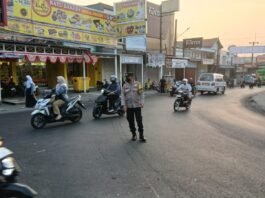 Polri Hadir Berikan Pelayanan, Bhabinkamtibmas Atur Lalu Lintas di Pasar Desa Ciputat