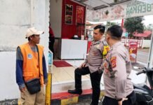 DEKAT DENGAN MASYARAKAT, PATROLI POLSEK CIDAHU SAMBANGI TUKANG PARKIR DI KECAMATAN CIDAHU