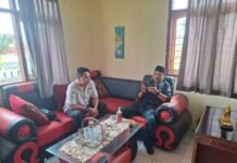 Pererat Kemitraan, Anggota Polsek Cidahu Silaturahmi dengan Perangkat Desa Cihideunghilir