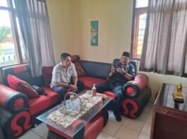Pererat Kemitraan, Anggota Polsek Cidahu Silaturahmi dengan Perangkat Desa Cihideunghilir
