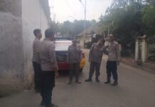 Anggota Patroli Polsek Cidahu Polres Kuningan Laksanakan Binluh Kepada Linmas Desa Datar Kec Cidahu Kab Kuningan