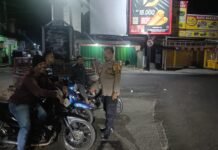 Patroli Dialogis Cipta Kondisi Malam Hari, Bhabinkamtibmas Sambangi Ojek di Terminal Ciawigebang