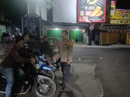 Patroli Dialogis Cipta Kondisi Malam Hari, Bhabinkamtibmas Sambangi Ojek di Terminal Ciawigebang