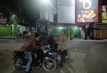 Patroli Dialogis Cipta Kondisi Malam Hari, Bhabinkamtibmas Berikan Imbauan Kamtibmas kepada Pengemudi Ojek di Terminal Ciawigebang