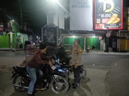 Patroli Dialogis Cipta Kondisi Malam Hari, Bhabinkamtibmas Berikan Imbauan Kamtibmas kepada Pengemudi Ojek di Terminal Ciawigebang