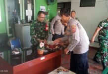 Polsek Ciawigebang Polres Kuningan dan Koramil 1509 Pererat Sinergitas di Momentum HUT TNI ke-81